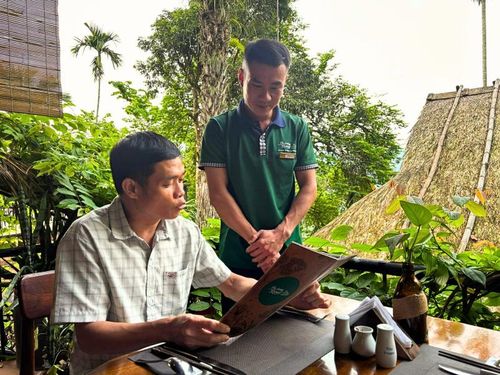 Anh Hà Văn Khanh trong một giờ làm việc.