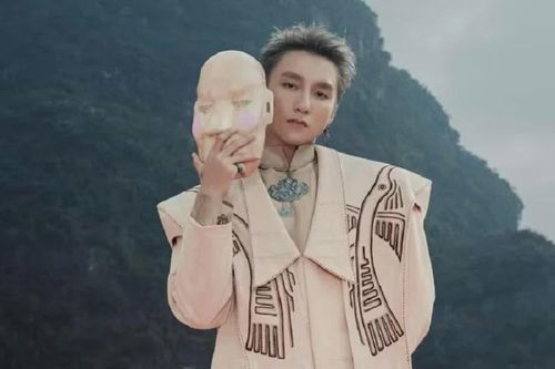Sơn Tùng M-TP đưa hình ảnh mặt nạ lấy cảm hứng từ trò cổ Xuân Phả vào MV “Come My Way”.