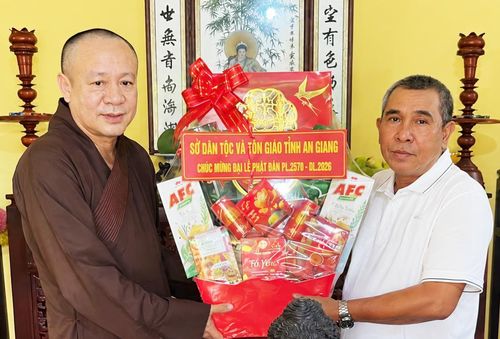Phó Giám đốc Sở Dân tộc và Tôn giáo tỉnh An Giang Danh Lắm thăm, tặng quà Đại đức Thích Thiên Minh.