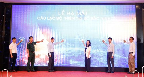  Lãnh đạo các sở, ban, ngành nhấn nút thực hiện nghi thức ra mắt câu lạc bộ "Niềm tin số Bắc Ninh". 