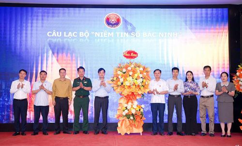  Lãnh đạo các sở, ban, ngành tặng hoa chúc mừng ra mắt câu lạc bộ "Niềm tin số Bắc Ninh". 