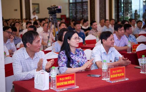 Lãnh đạo các sở, ban, ngành và khoảng 70 KOL, quản trị các trang mạng xã hội dự hội nghị. 
