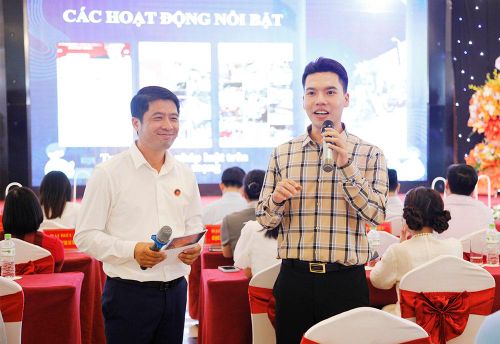  Trung úy La Đức Mạnh, cán bộ Công an xã Sơn Động chia sẻ về kinh nghiệm sản xuất video triệu view của trang Tiktok An ninh Bắc Ninh. 