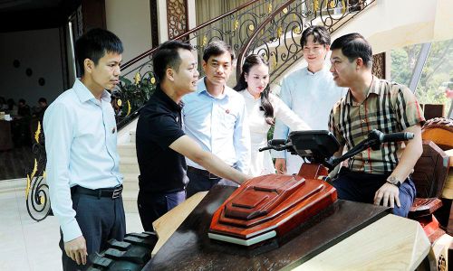  Các đại biểu, KOL tham quan sản phẩm đồ gỗ do KOL Trương Văn Đạo sản xuất. 