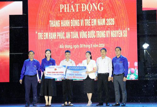  Ban tổ chức trao học bổng cho em Thái Đức Anh Minh. 