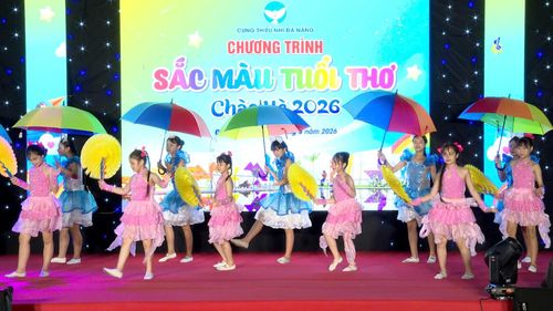 Chương trình “Sắc màu tuổi thơ - Chào hè 2026” với nhiều tiết mục văn nghệ vui nhộn. Ảnh: KHÁNH LINH