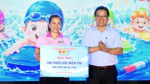 Cung thiếu nhi Đà Nẵng trao tặng 100 vé học bơi miễn phí cho thiếu nhi sinh sống trên địa bàn phường Hòa Cường. Ảnh: KHÁNH LINH