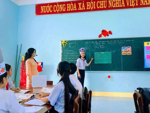 Cô giáo Kim Loan hướng dẫn học sinh thực hiện dự án. Ảnh: VĂN PHIN