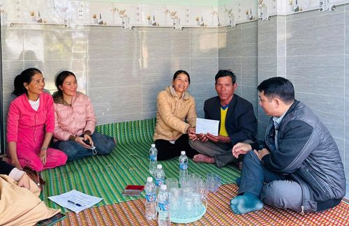 Ủy ban Mặt trận Tổ quốc Việt Nam xã Khâm Đức trao nhà đại đoàn kết cho người dân. Ảnh: HÀ THU