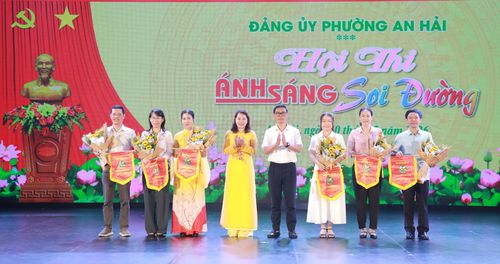 Ban tổ chức tặng cờ và hoa cho các đơn vị tham gia hội thi. Ảnh: ĐẮC MẠNH