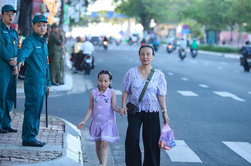 Người dân đổ về hai bên bờ sông Hàn để xem đêm khai mạc DIFF 2026. Ảnh: NGỌC PHÚ
