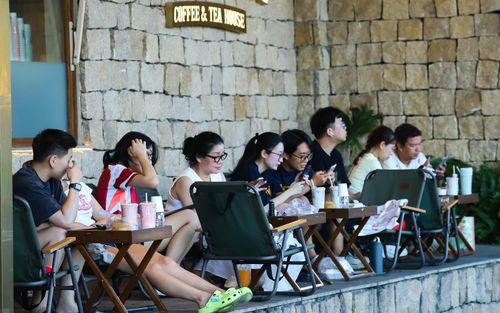 Nhiều người dân, du khách chọn góc ngồi tại khu vực đường Bạch Đằng để chiêm ngưỡng những màn pháo hoa đặc sắc đêm khai mạc. Ảnh: NGỌC PHÚ