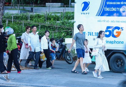Người dân, du khách nườm nượp đổ về hai bên bờ sông Hàn khi trời đang còn nắng gắt. Ảnh: NGỌC PHÚ