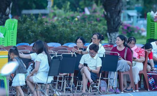 Người dân, du khách đến từ sớm để “mua chỗ ngồi” tại đường Như Nguyệt. Ảnh: NGỌC PHÚ