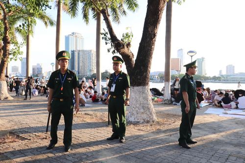 Lực lượng chức năng có mặt từ sớm để hỗ trợ, hướng dẫn người dân. Ảnh: KHÁNH NGÂN