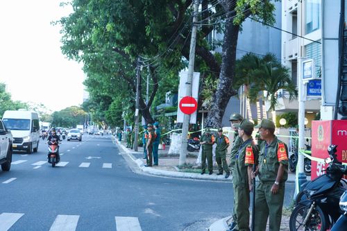 Các lực lượng phối hợp bảo vệ an ninh trật tự dọc tuyến đường Bạch Đằng. Ảnh: NGỌC PHÚ