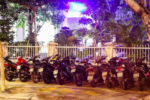 Các bãi giữ xe được yêu cầu cam kết không tăng giá. Ảnh: NGỌC PHÚ