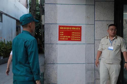 Niêm yết bảng giá gửi xe tại các điểm gửi xe. Ảnh: ĐẮC MẠNH