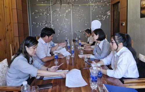 Đoàn công tác Chi cục An toàn thực phẩm thành phố Đà Nẵng kiểm tra an toàn thực phẩm dịp Lễ hội Pháo hoa quốc tế Đà Nẵng 2026. Ảnh: NGỌC HÀ