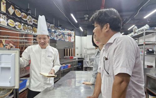 Đoàn công tác Chi cục An toàn thực phẩm thành phố Đà Nẵng kiểm tra an toàn thực phẩm dịp Lễ hội Pháo hoa quốc tế Đà Nẵng 2026. Ảnh: NGỌC HÀ