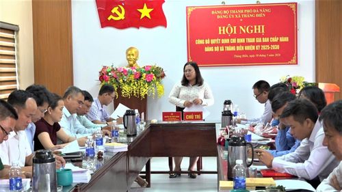Bí thư Đảng ủy xã Thăng Điền Nguyễn Thị Tuyết Thanh chủ trì hội nghị. Ảnh: GIANG BIÊN