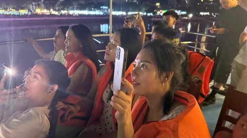 Du khách mãn nhãn với màn trình diễn pháo hoa trên tàu du lịch. Ảnh: ANH QUÂN