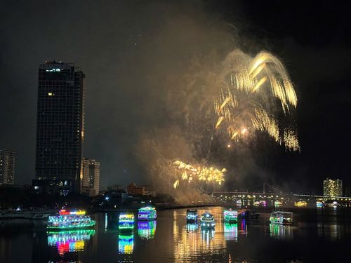 Nhiều du thuyền chở khách neo đậu giữa sông Hàn để xem pháo hoa. Ảnh: KHÁNH NGÂN