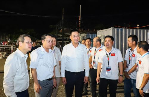 Bí thư Thành ủy Lê Ngọc Quang (thứ 4, bên trái sang) và Chủ tịch UBND thành phố Nguyễn Mạnh Hùng (ngoài cùng, bên trái) thăm hỏi, động viên đội pháo hoa Đà Nẵng. Ảnh: PHÚ - CƯỜNG