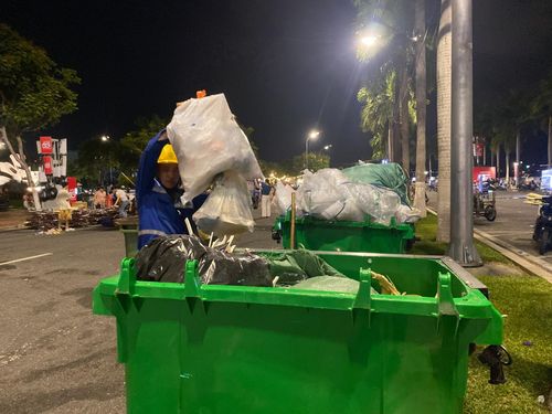 Rác được công nhân thu gom tập kết chờ chuyển đi. Ảnh: VĨNH LỘC