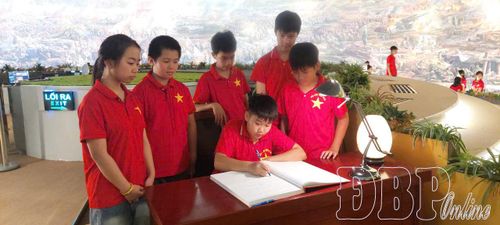 Học sinh Trường THCS Thanh Xương, phường Mường Thanh ghi lưu bút trong chuyến tham quan Bảo tàng Chiến thắng Điện Biên Phủ.