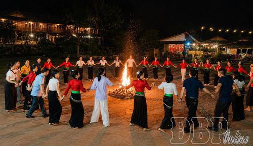 Du khách và người dân bản Nà Sự cùng nắm tay xòe đoàn kết giao lưu văn nghệ tại bản.