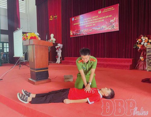 Cán bộ Phòng Cảnh sát PCCC và CNCH hướng dẫn học sinh xã Na Sang kỹ năng sơ cấp cứu khi gặp tai nạn đuối nước.