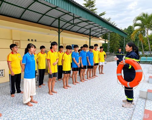 Học sinh Trường Phổ thông Dân tộc nội trú tỉnh được hướng dẫn kỹ năng phòng, chống đuối nước.
