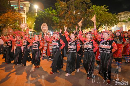 Sắc màu rực rỡ trang phục dân tộc Hà Nhì trong đêm Carnaval đường phố lần đầu tiên được tổ chức tại Điện Biên. Ảnh: An Chi