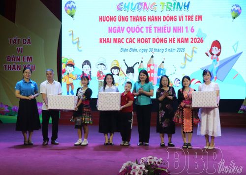 Đại diện lãnh đạo các ban, sở, ngành trao quà cho Cơ sở Bảo trợ xã hội tỉnh, Trung tâm Hỗ trợ phát triển giáo dục hòa nhập tỉnh và Làng trẻ em SOS Điện Biên Phủ.