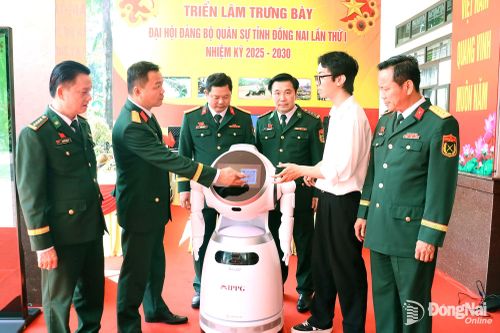Thủ trưởng Bộ Chỉ huy Quân sự tỉnh (nay là thành phố Đồng Nai) cùng các đại biểu tham quan các mô hình nâng cao chất lượng nền quốc phòng toàn dân tại Đại hội Đảng bộ Quân sự tỉnh (nay là thành phố) vào tháng 8-2025. Ảnh: Nguyệt Hà