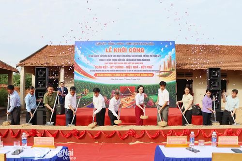 Các đại biểu thực hiện nghi thức động thổ Dự án Điểm sinh hoạt cộng đồng, khu vui chơi, thể dục thể thao tại ấp 1, xã Nha Bích. Ảnh: Xuân Túc