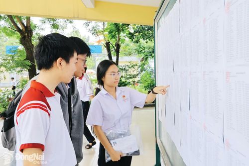 Thí sinh theo dõi danh sách và sơ đồ phòng thi tại Trường THPT chuyên Lương Thế Vinh.