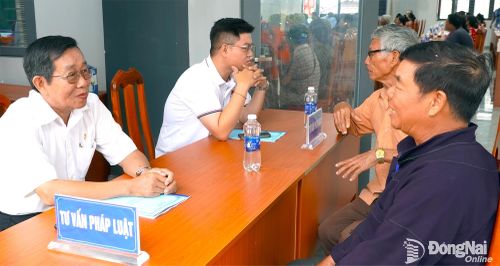 Đội ngũ luật sư, luật gia của thành phố Đồng Nai tư vấn pháp luật miễn phí cho người dân. Ảnh: An Nhơn