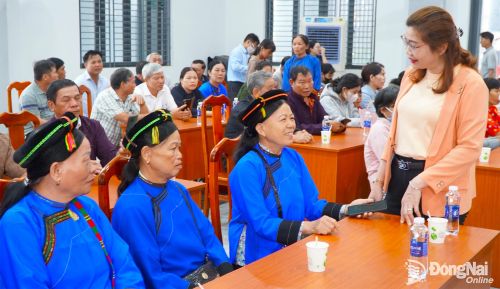 Phó Giám đốc Sở Tư pháp thành phố Đồng Nai Lý Hậu Hồng Lê thăm hỏi tình hình người dân địa phương. Ảnh: An Nhơn