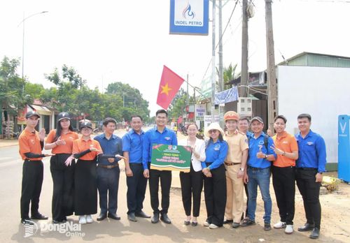 Thành đoàn, Hội Liên hiệp thanh niên thành phố, Đoàn phường Trấn Biên trao tặng công trình thanh niên tại xã Bù Gia Mập. Ảnh: Nga Sơn