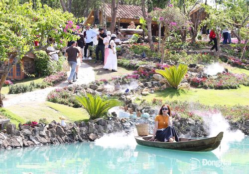 Du khách tạo dáng ở Lạc Hư Cổ Trấn.