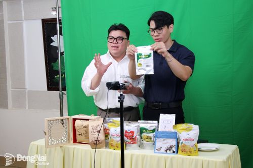 Hoạt động livestream bán hàng thực tế tại một hội nghị tập huấn thương mại điện tử, hỗ trợ bán hàng OCOP thông qua kinh doanh trực tuyến trên địa bàn thành phố Đồng Nai do Sở Công Thương tổ chức. Ảnh: Hải Quân