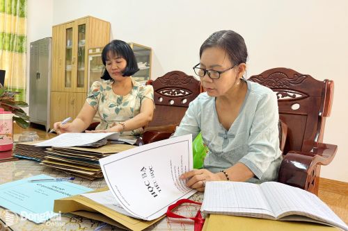 Khi các trường về chung một điểm, việc quản lý hoạt động sẽ hiệu quả hơn. Trong ảnh: Giáo viên Trường TH-THCS Thanh Phú đang xem hồ sơ học bạ cho học sinh. Ảnh: Bích Nhàn