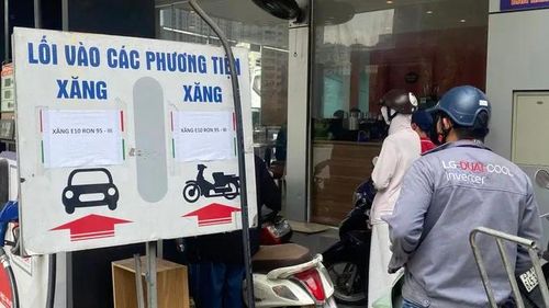Người dân chờ đổ xăng E10 tại một trạm xăng trên đường Lê Văn Lương (Hà Nội). Ảnh: PHÚC HẬU