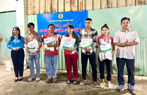 Lãnh đạo Liên đoàn Lao động tỉnh, UBND xã Tân Hương trao quà cho đoàn viên, người lao động có hoàn cảnh khó khăn tại Lễ ra mắt “Khu nhà trọ công nhân tự quản”.