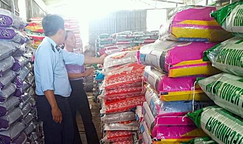 Đội Quản lý thị trường số 6 kiểm tra hoạt động kinh doanh phân bón.