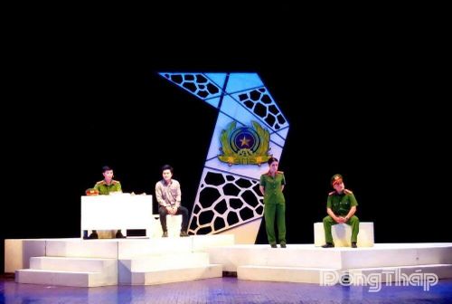 Nghệ sĩ Võ Huỳnh Mơ vai Trang trong vở cải lương “Giọt máu người yêu”.