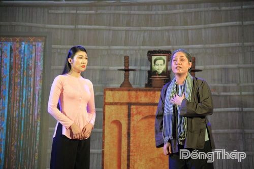 Nghệ sĩ Võ Huỳnh Mơ vai Má Sáu trong vở cải lương “Cánh đồng Ấp Bắc”.
