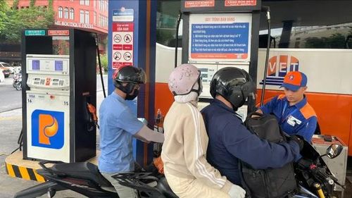 Khách đổ xăng sinh học E10 tại cửa hàng Petrolimex, phường Bến Thành, TPHCM. Ảnh: THI HỒNG